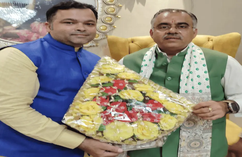 Chief Editor Sanjay Kapoor honouring BJP National Secretary Tarun Chugh
